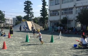 お玉に水風船を乗せて、ジグザグ障害物リレー！横から水鉄砲の攻撃も！