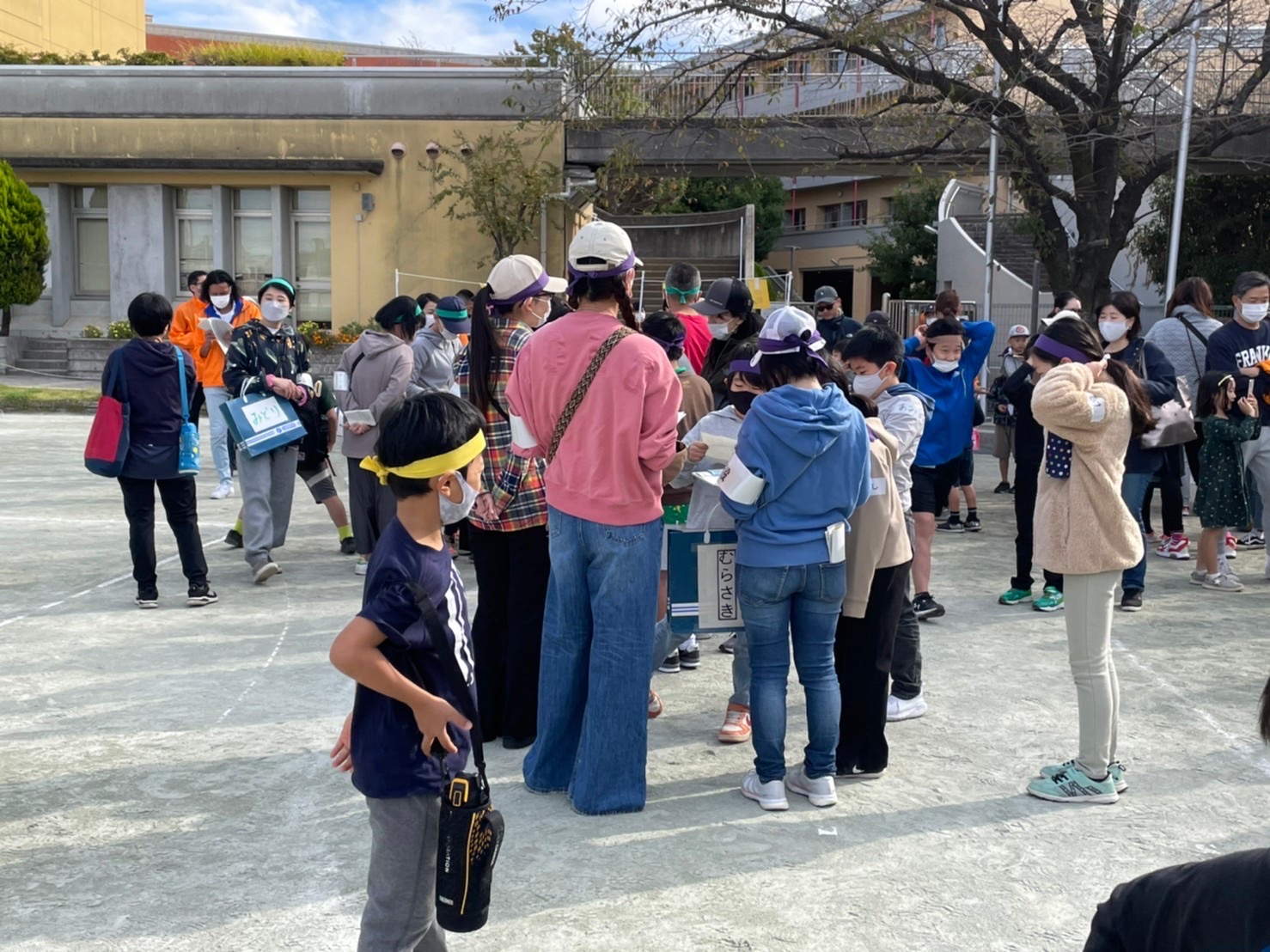 お父さん、お母さん、子どもたちの受付のスタンバイ中